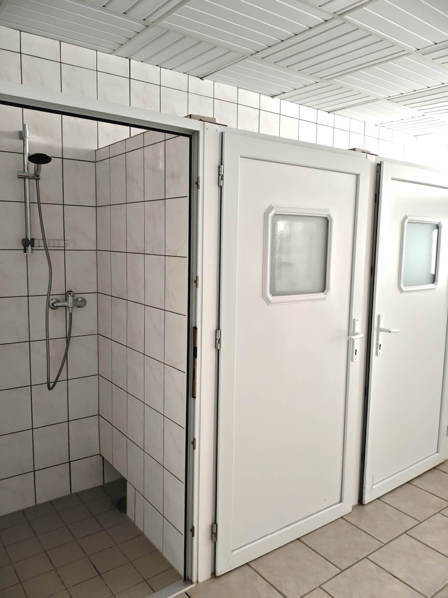 Private Dusch- und WC-Kabinen im Sanitärgebäude